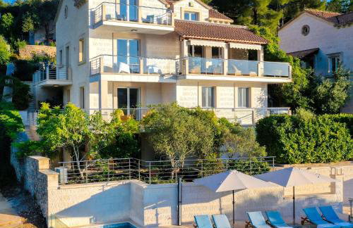 VILLA PHILIPPA - luxurious five-room villa - idyllic location - first row to the sea - spectacular view of the sea bay - unforgettable sunsets - 15 minutes from Supetar ferry port - free parking - private heated pool - Foto 1