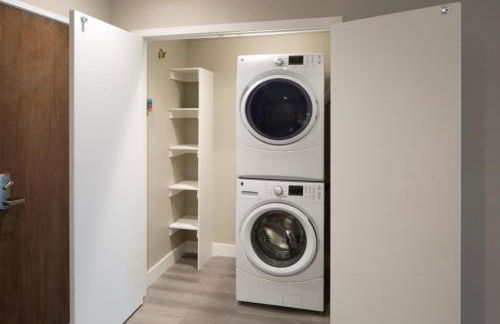 Hollywood Luxury Retreat I Pool Views I Jacuzzi I Fitness Center I Free Parking! - Foto 10