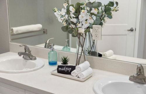 Chic Apt w Jacuzzi, Pool, BBQ, & Mountain Views - Foto 36