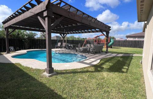 Pool, Patio and Yard Chic South Texas Home - Foto 1