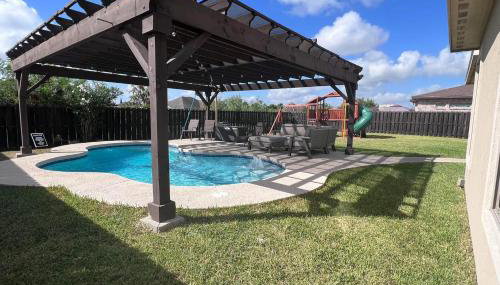 Pool, Patio and Yard Chic South Texas Home - Foto 1