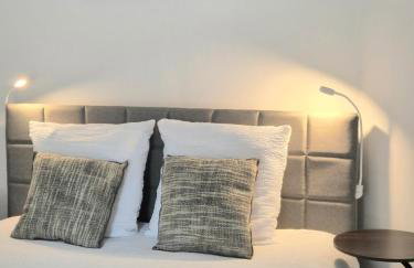 La longère du Moulin, logement T2 indépendant tout équipé avec cuisine, parking individuel avec portail, salon de jardin, belle grande chambre - Foto 3