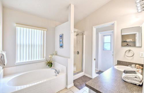 Sunny lake view villa with pool spa - close to attractions - Foto 27