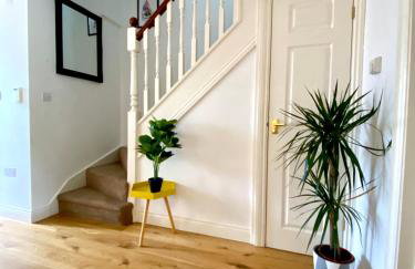 NEW! Luxury YELLOW HOUSE Bright Modern Detatched Home with PRIVATE PARKING, NETFLIX Close Luton, M1, and AIRPORT Ideal for Families, Professionals, Consultants, LONGER STAY OPTIONS - Foto 6