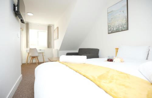 Gloucester Rd By N And N Stays, Newly Refurbed 6 Bed all ensuite house by N And N Stays Ltd, Perfect for contractors and Corporate stays, Close to YTL Arena Site, Pvt Parking for Vans and and work vehicles, Wifi - Foto 6