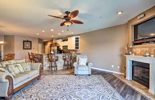 Lakefront Balcony and Pool Access Camdenton Condo - Foto 1