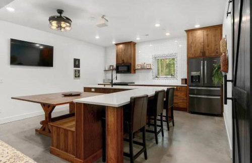 38-Acres of Luxury: 9BR, Indoor Pool, Gym, Near ND - Foto 52