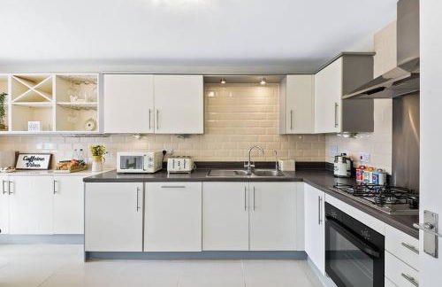 Radiant Retreat Ideal for LegoLand, Windsor, & LHR - Foto 9