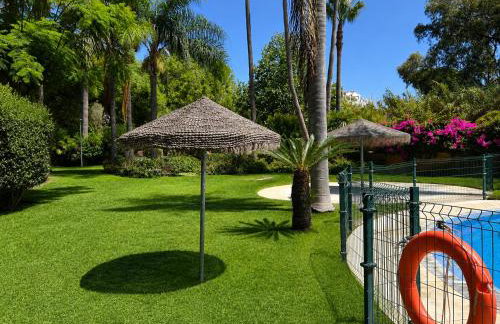 Marbella Dunas de Cabopino 2BR Apartment with Private Garden, Pool & Parking - Magnolia Properties - Foto 23