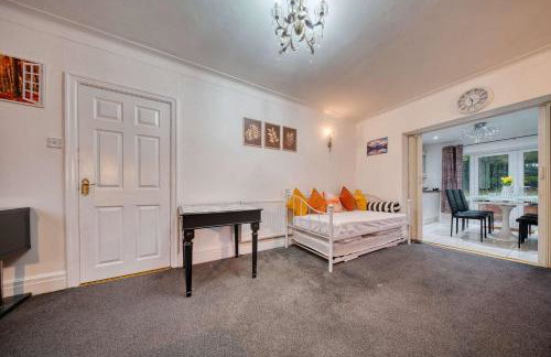 Modern 3BR Manchester Home Sleeps 7 Parking - Foto 39