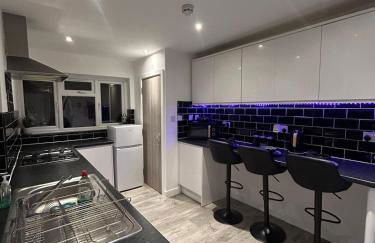 Large 6 Bed 6 Bathroom House - Ideal For Families, Large Groups, Contractors & Business Travellers - Foto 4