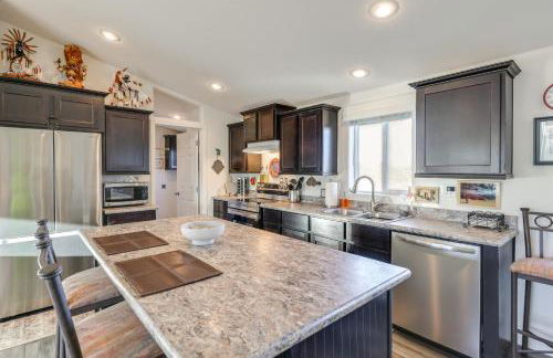 Mtn Views, 15 Mi to Dtwn Kingman Family Home! - Photo 2