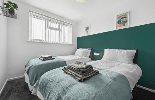 Modern 3BR, Sleeps 6, Great for groups, free parking, fast WiFi - Foto 14