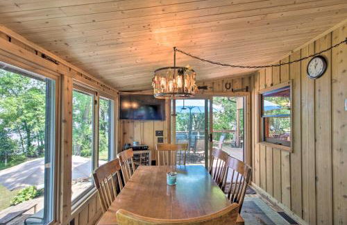 Year-Round Waterfront Getaway Lake Access and Dock! - Foto 10