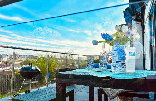 Orchard Lodge-Coastal Retreat, newly built hideaway with village views and private terrace - Foto 37