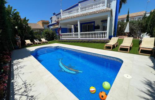 Chalet con piscina privada, parking y zona BBQ - Foto 1
