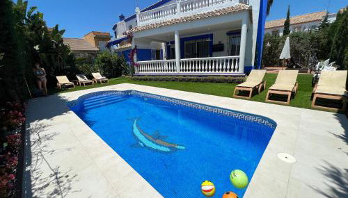 Chalet con piscina privada, parking y zona BBQ - Foto 1