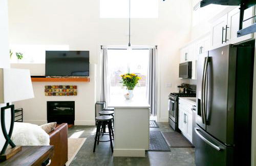 LUX Modern Chalet, Pool & Hot Tub, 10 Mins to the Mountain & Incredible Views - Photo 19