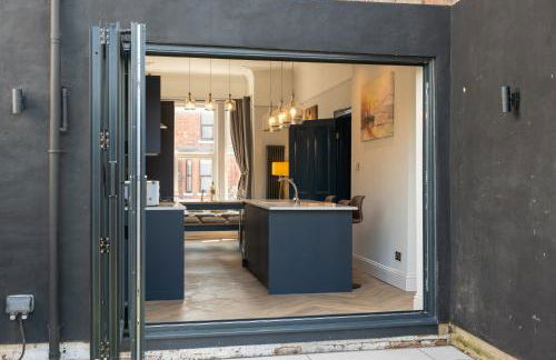 Bifolds, enclosed garden. Southport character home - Foto 21