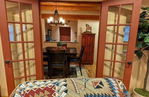 Enchanted Casita with Private Outdoor Hot Tub and Patio, Near Santa Fe Plaza, Sleeps 4 with free parking - Foto 19