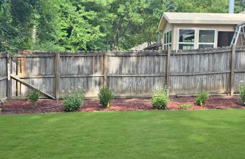 Relaxing Backyard with Fire Pit and Near Parks - Foto 25