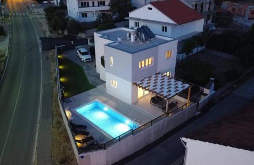 Villa Lumaka Sun - Amazing Home In Brodarica with 4 Bedrooms, Wifi, Outdoor Swimming Pool and Heated Swimming Pool - Photo 14