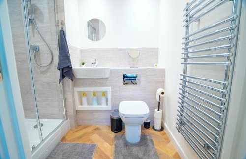 2 Bed Stylish Stay - By Holiday homes - Foto 8