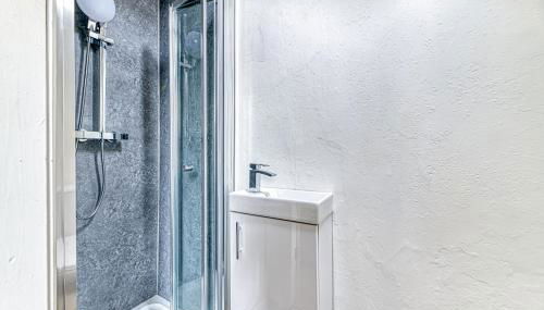 Fairhaven View by Guestz - Photo 4, Shower