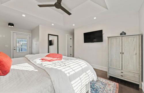 Upscale Azure by Saratoga Stays - Photo 20