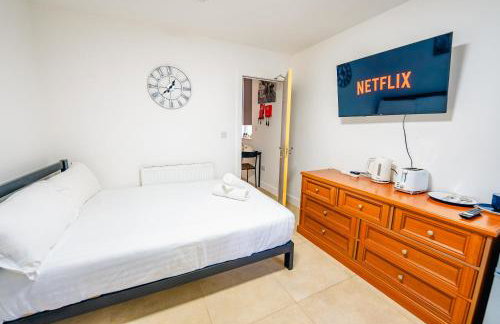 Private Studio With Hot Tub & Ensuite - Photo 1