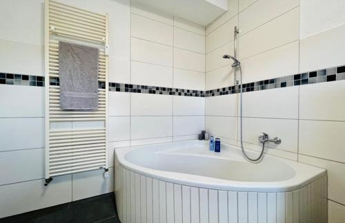 Ferienwohnung - ländliche Atmosphäre, Geräumig, mit Arbeits- und Parkplatz, Küche, Netflix, perfekt für Gruppen - Foto 7