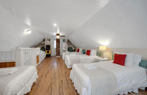 Main House - 3 Story 5 Bed 3 Bath Private Deck Courtyard Pet Friendly fee applies - Photo 24