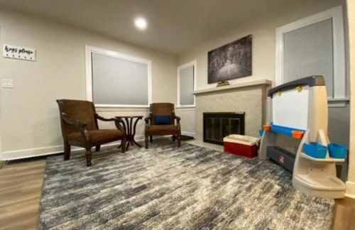 Charming Brick Home with bonus space & foosball - Foto 5