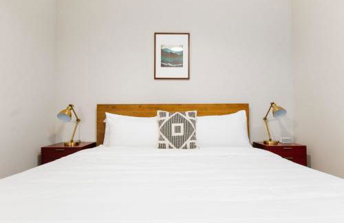 CozySuites Music Row Spacious 2BR with free parking 40 - Foto 10