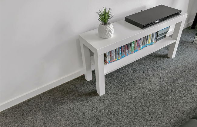 Sleek Stylish Modern Close to Airport - Foto 14