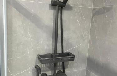 Newly built modern flat with free parking close to London Luton airport and L&D hospital - Photo 11