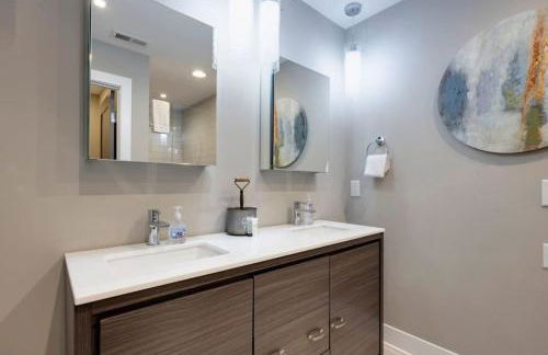 Modern Townhome, Large Game Room, 10min to Downtown! Sleeps 10! - Foto 26