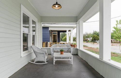 Restored 1930s Uptown Bungalow 2 min to Magnolia Silos - Photo 4