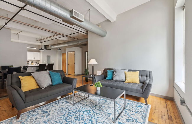 Spacious 2BR Downtown Retreat - Photo 31