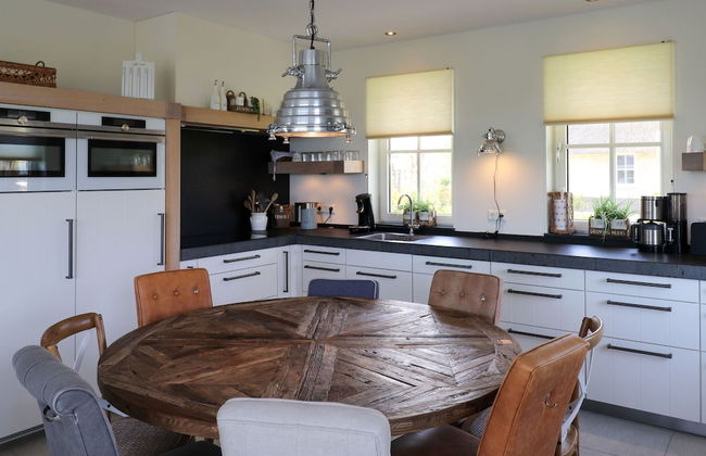 Luxury Villa with Sauna & Hot Tub at Lake - Foto 8