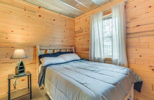 Oscoda Cabin with Charcoal Grill Walk to Lake Huron - Foto 16