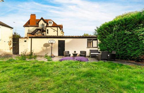 Perfect Booking 4 Bed Home in Cheltenham - Photo 2