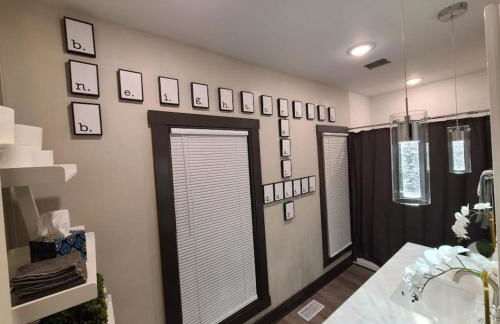 King Bed In Main Floor - Downtown Vacation Rental - Foto 36