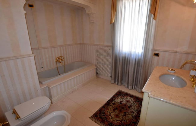 Luxurious Villa in Lombardy with Garden & Hot Tub - Photo 17