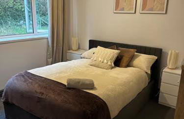 Luxurious Three-Bedroom Family Home with Free Parking - Foto 7