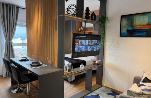 Studio 63 novo, luxuoso e completo com ar condicionado e cama Queen Size - Centro Mogi - Até 4 Pessoas - Foto 11