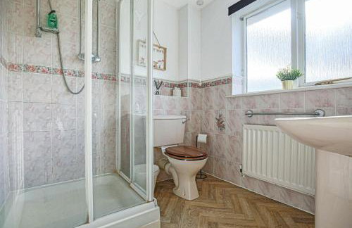 Emerald House - Prime Location - Driveway Parking, Pool Table, Fast Wifi, Self Check-In and Sky TV by Yoko Property - Photo 12