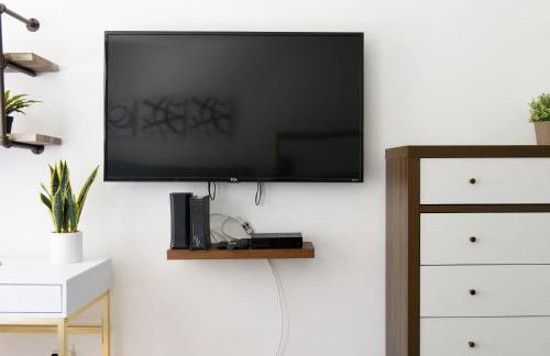 1597-3 Studio Upper East Side Apt W&D in unit - Photo 21