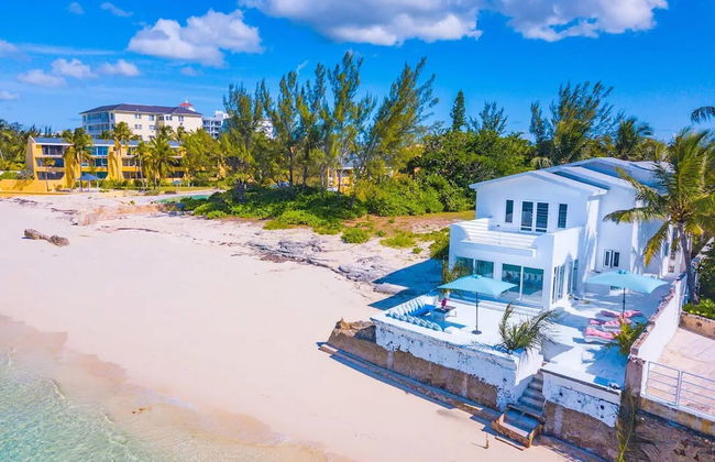 Modern, Stunning & Bright Central Beach Villa - Photo 11