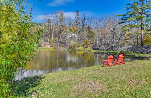 Ambient Manchester Village Abode with Deck and Pond! - Foto 31